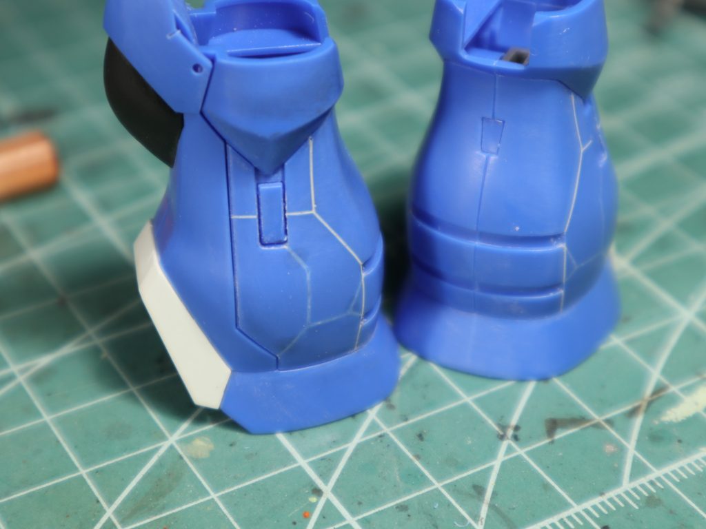 膝の横を切り欠いてRE/100と同じように加工
スジ彫りの失敗を埋めて新しいスジ彫り追加部分