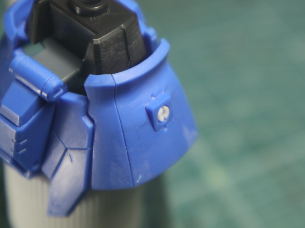 脇のサーベルマウントが合った3mmジョイントにプラパイプを埋め込み
ディテールアップ