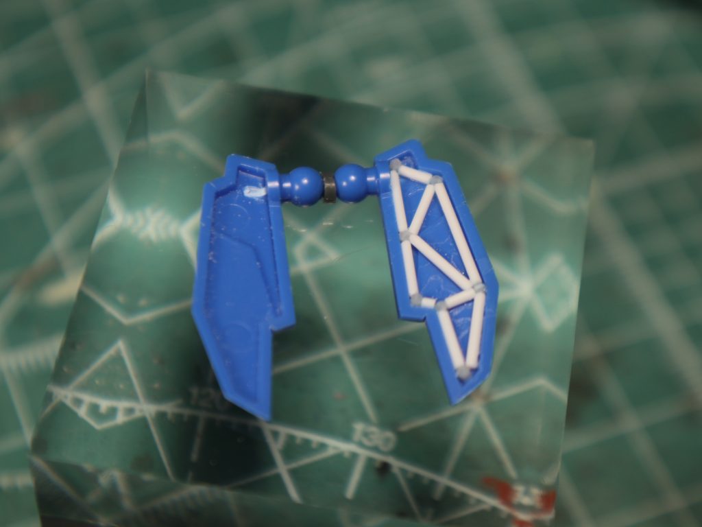 装甲裏のトラス構造
プラ棒とプラ六角棒を使ってそれっぽく製作