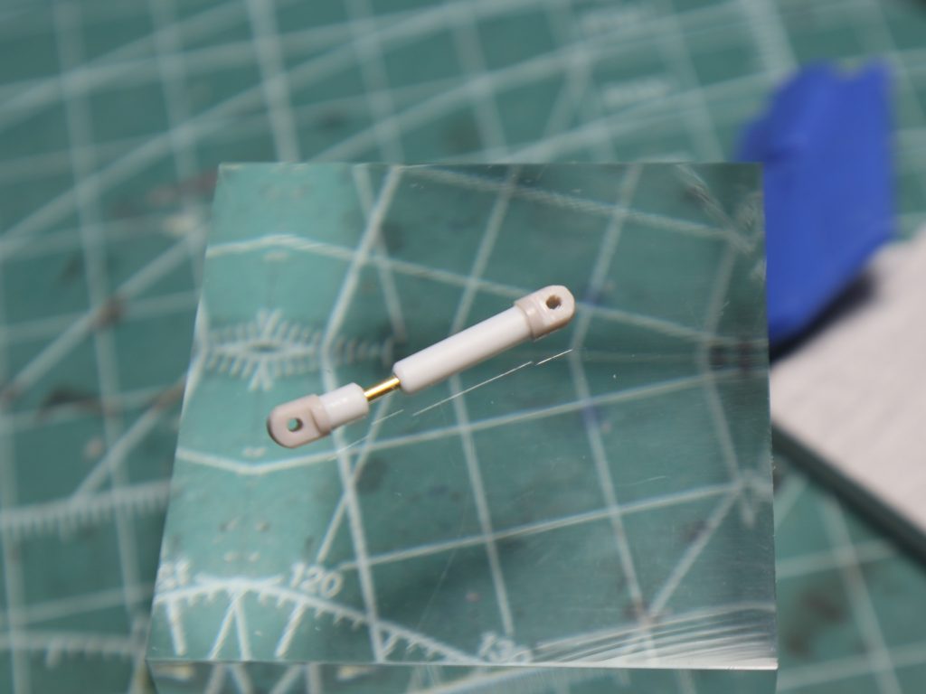 脚接続部分のシリンダーはプラパイプ、真鍮線、ランナーを加工して作ってます