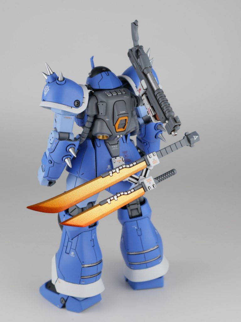 ～武装～

肩や手甲のスパイクの先端を鋭角化
１つ１つをパイルバンカーのようにスパイクの基部をプラパイプで作り直し
ショットガンは腰からバックパックへ
サーベルは腰へ移動、長さが異なる２つのサーベルを合体させて両刃剣にするギミックがあります