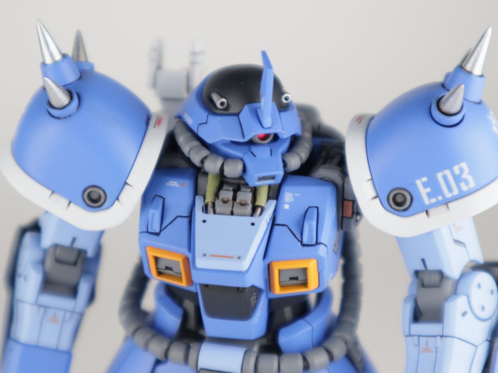 ～頭部、首の下、胸部～

頭部のバルカンは真鍮パイプで作り直し
首の下は何もディテールが無かったので首が動くようなシリンダーを設置
1/144の胸部は丸い感じだったのでRE/100のような鳩胸にするためプラ板を張って加工