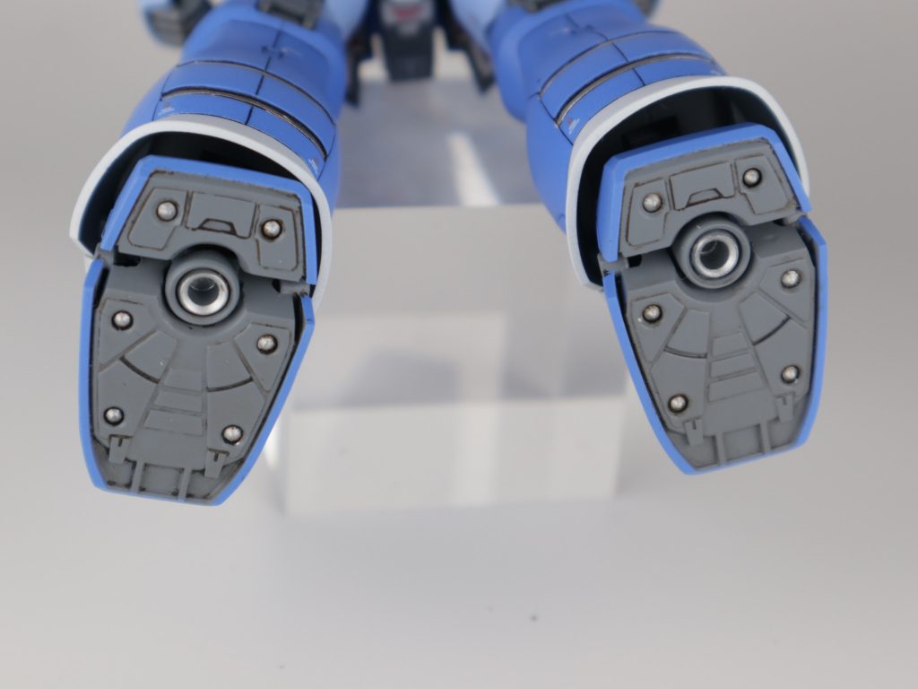 ～足の裏～

足裏がつるっつるだと走るときに踏ん張れないだろうと
プラ棒を尖らせてスパイクの様な物を片足に6個設置
バーニアもプラパイプで作り直してます