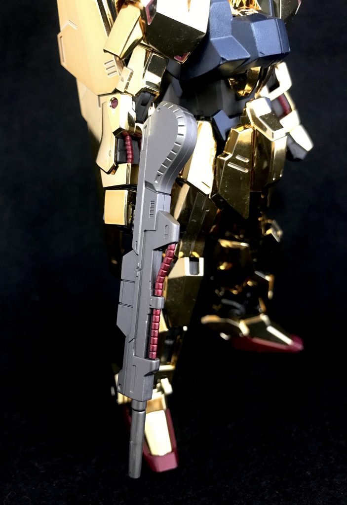 武器だけは塗装しました、少し派手目にメタルカラーのステンレスです。