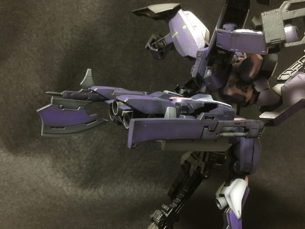 腰のブースターに 手持ち武器をマウントしています