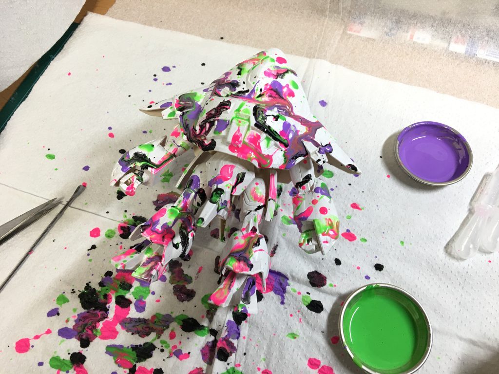 ドリッピングの制作風景です。タミヤの塗料撹拌用の棒に、メディウムで硬く調整した絵具を垂らしたり振り付けたりしています。