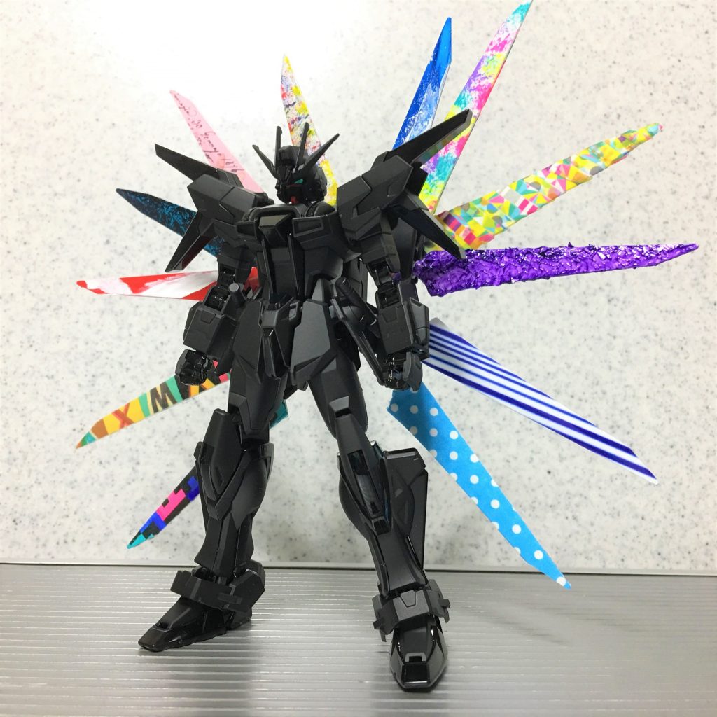 ビルドストライク本体はあえて黒で統一し、翼との色と存在感の対比を図っています。