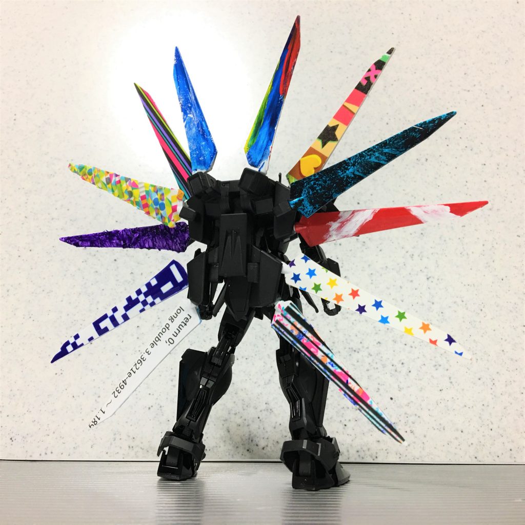 翼にはそれぞれ筆塗り、指塗り、マスキングテープ、バーコード、QRコード、アクリル絵の具のメディウムなどを使い、「多様」な表現を織り交ぜました。