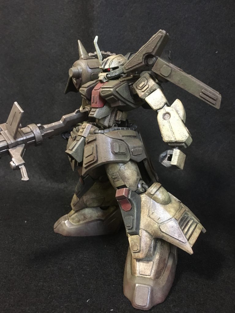 腕付け根は前後スイング
ウエスト部は天地可動にしてS字立ちが可能です
モノアイも可動式です