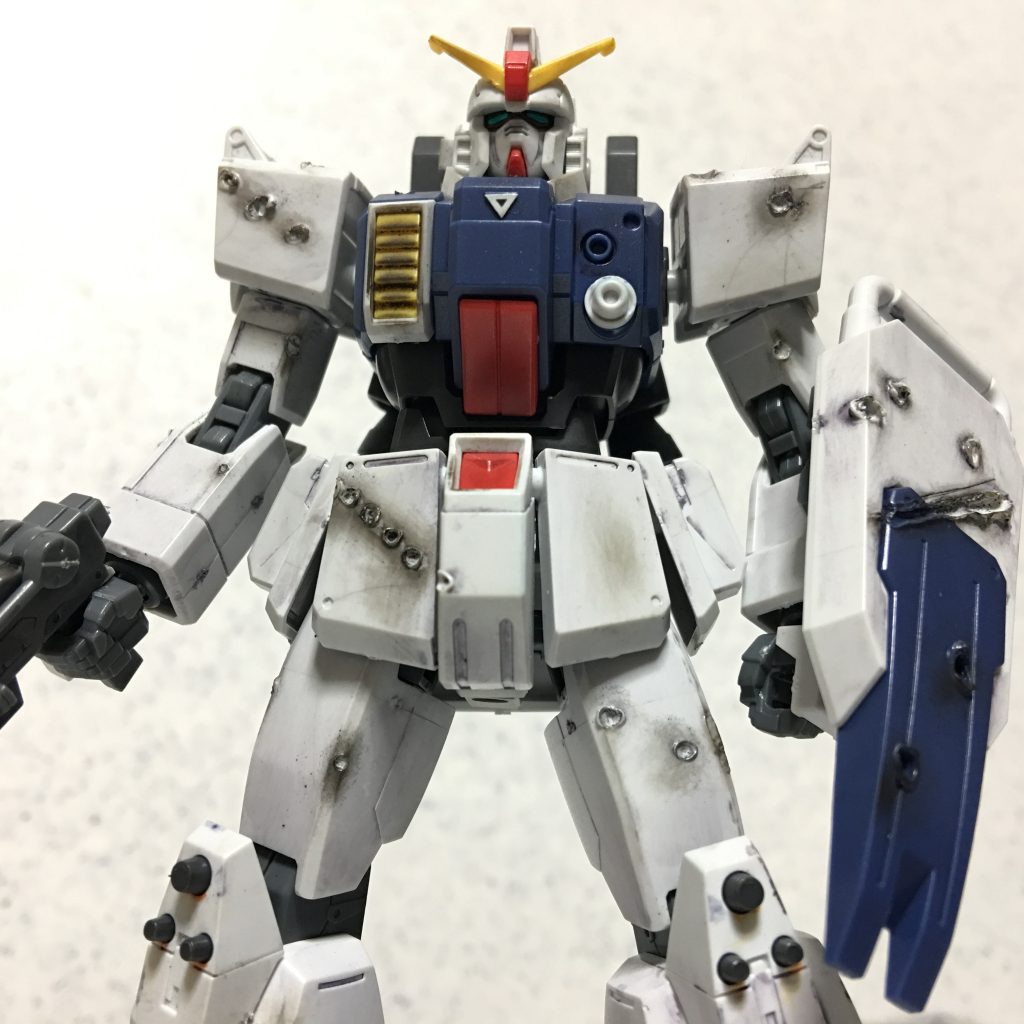 上半身「はんだごて」で実弾による弾痕をつくり、ウェザリングマスターのススで汚しをかけています。