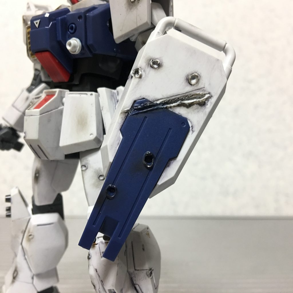 中でもシールドは、ヒートホークなどの熱兵器を抑えたイメージで溶かしました。弾痕も加えてあります。