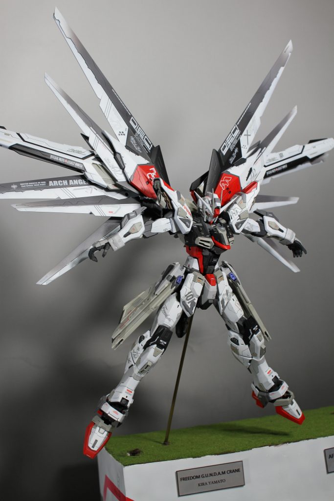 ウイングはマスキングで塗分けをし、ガンダムデカールだけを用いて全身に貼っています。