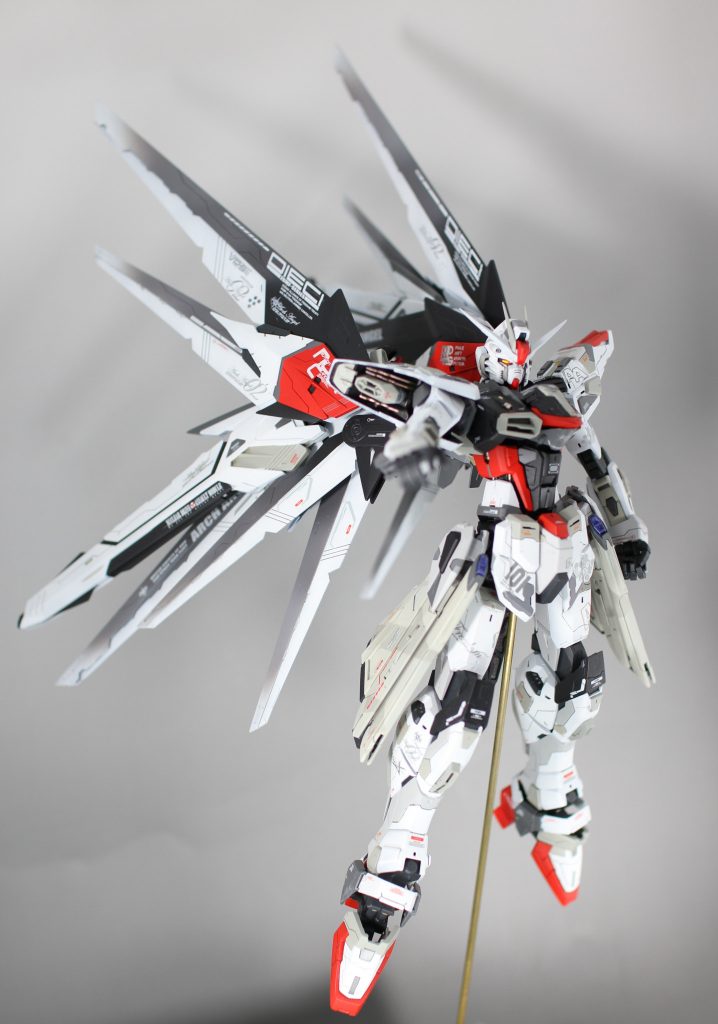 サイドは迷彩塗装にして本体とのバランスを見て空軍仕様のグレーを選択。これによって赤・黒・白にワンポイントのアクセントになったかと思います。