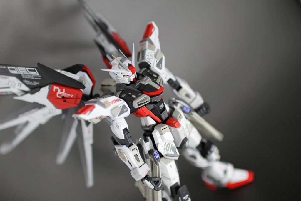 MGフリーダムVer2.0をベースに改修しています。
肩回りを中心にディテールをアップ。プラバンやジャンクパーツで一回り太らせています。