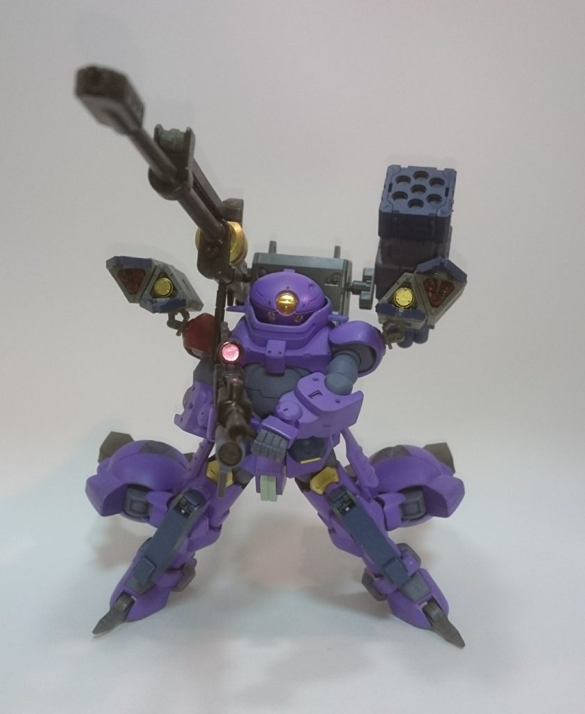 全弾発射ポーズ
両肩にミサイルポッドを装備