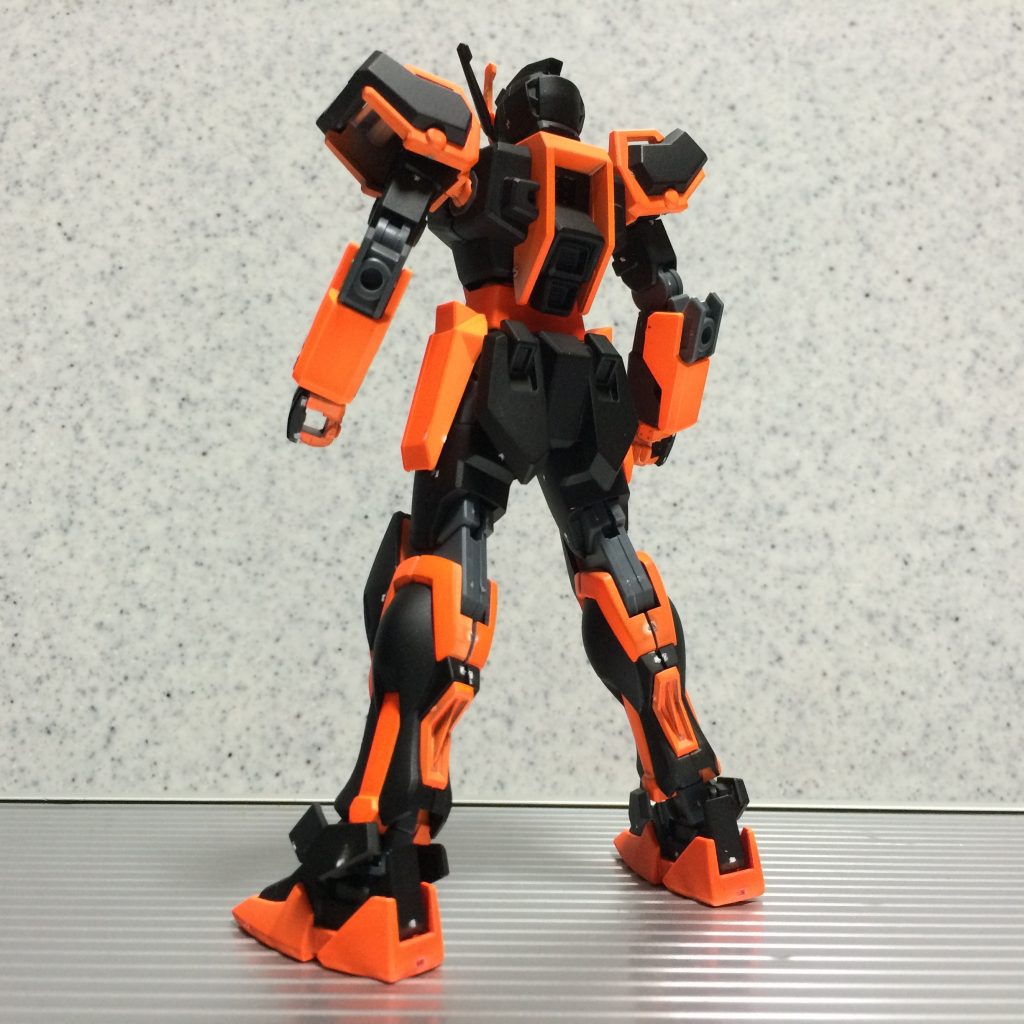 (   。・v・。)ﾉ 今回は主にフレーム部分を蛍光オレンジ、その他を黒にすることで、「関節は地味、外装は派手な色」というガンダムカラーの定番イメージを逆にすることでインパクトを出しています。