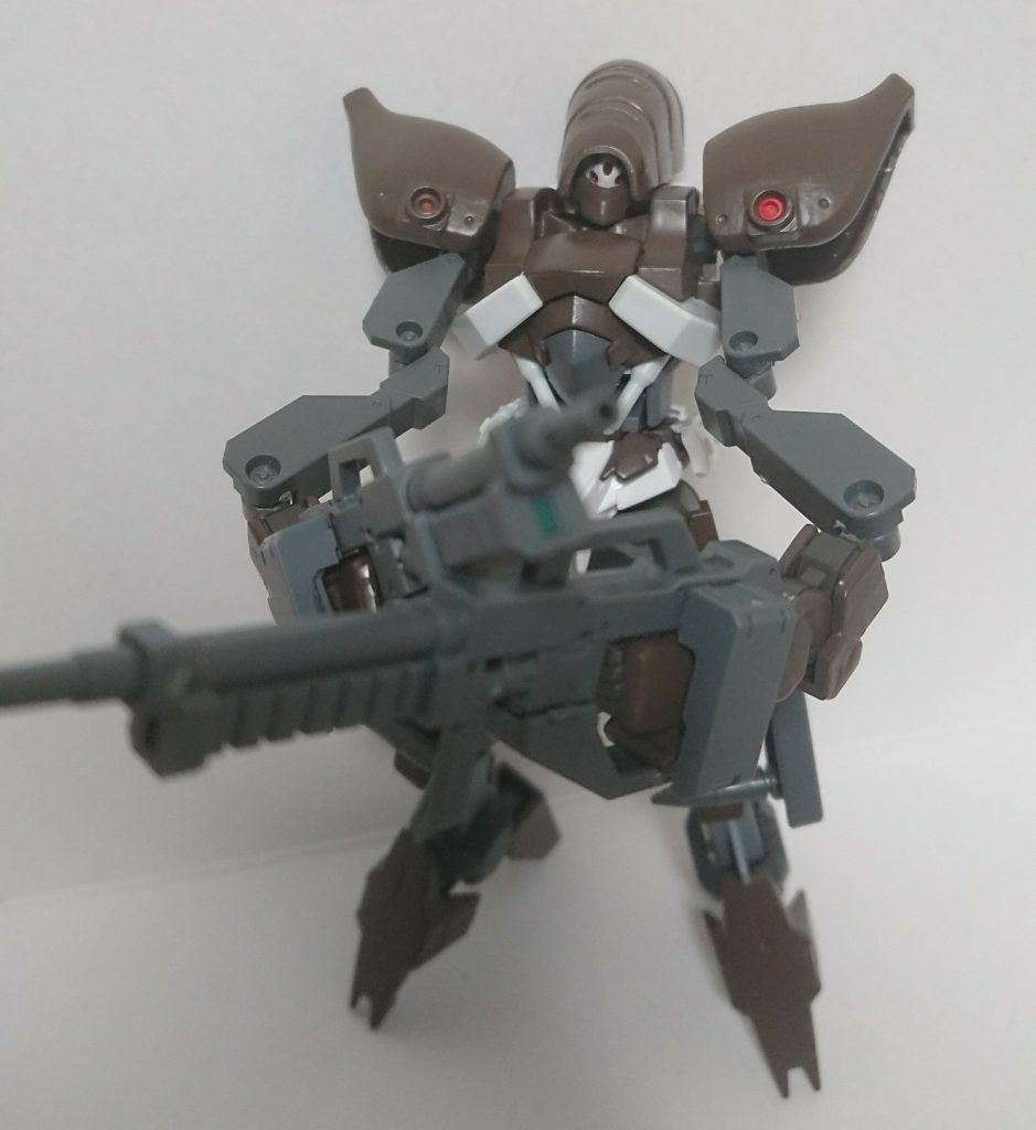 ジャンクの寄せ集めで出来た機体、一般的なMSよりやや軽量で跳躍力が高い。
歩行を苦手とする。
地球圏にいる者が森林地帯での作業をする為に生み出した機体であり、戦場に出す予定はされていなかった。
しかし運悪く賊に機体を発見され機体は強奪され開発者も拉致される。
戦闘が出来るようになるまで機体の改修を繰り返すよう要求され、従わざるを得ず改修を行い後に戦場での運用が行われた。
結果として開発者にとっては悪く、海賊にとって良い意味で予想外の結果を生んでしまった。
戦闘結果を知らされフズクの量産化までも要求された開発者は数日後自裁している、亡くなる前にフズクを操縦していた元ヒューマンデブリの青年と話し合いをし機体に自爆機能を搭載している。
フズクのパイロットを務めていた