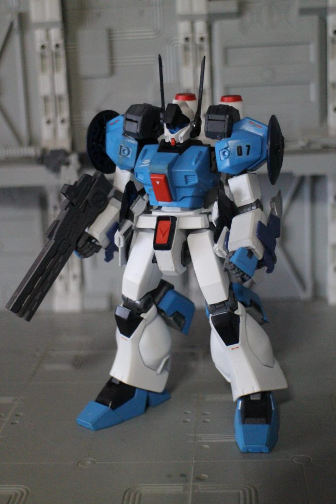 フロントはほぼジェガンです。ショルダーアーマーにミサイルポッドと追加装甲装備し、サイドアーマーは大型のモノを装備。アンテナはツインになってます。手持ちの武装は偏向式ビームライフルです。