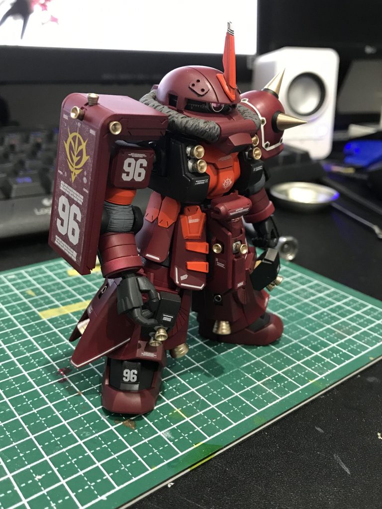 とにかく、塗装が大変だったためパートに分けて塗装しました。
本体・バックパック・武器類
バーニアが小さいため紛失しないよう分けたのですが、案の定無くなりました \(^o^)/
既製品のバーニアを一個だけわかりにくいところに使ってます・・