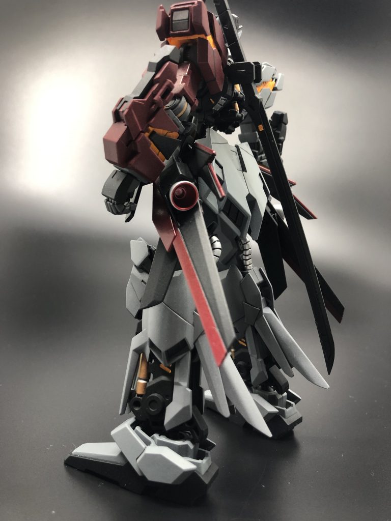 黒と茜色の羽。想像以上にいい配色でした。