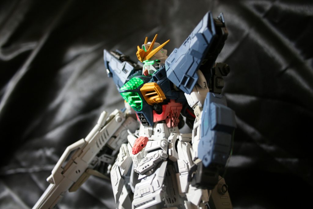 胸が光ります。