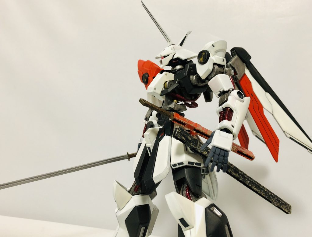 この機体は私が展開してるGlorious Sagaシリーズの主人公エルトシャンが搭乗する機兵です。時系列的には同盟に亡命後の聖華歴830~832年の間に乗る機体になります。ヴァナルガンドに乗り換えるまでの繋ぎ的な機体です。