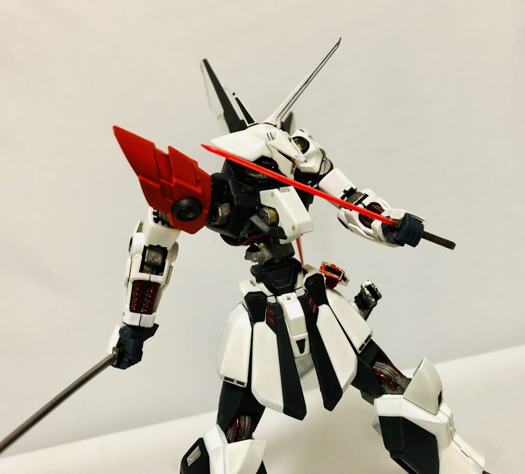 妖刀「華月」上質な火のミスライトを削りだして生成された魔剣。振るうだけで高温の火炎を撒き散らすため、収納時には専用の鞘が必要になる。刀の形状をした魔剣のため妖刀とカテゴライズされる。別に呪われていたり、厨二的な力を秘めているわけではない。