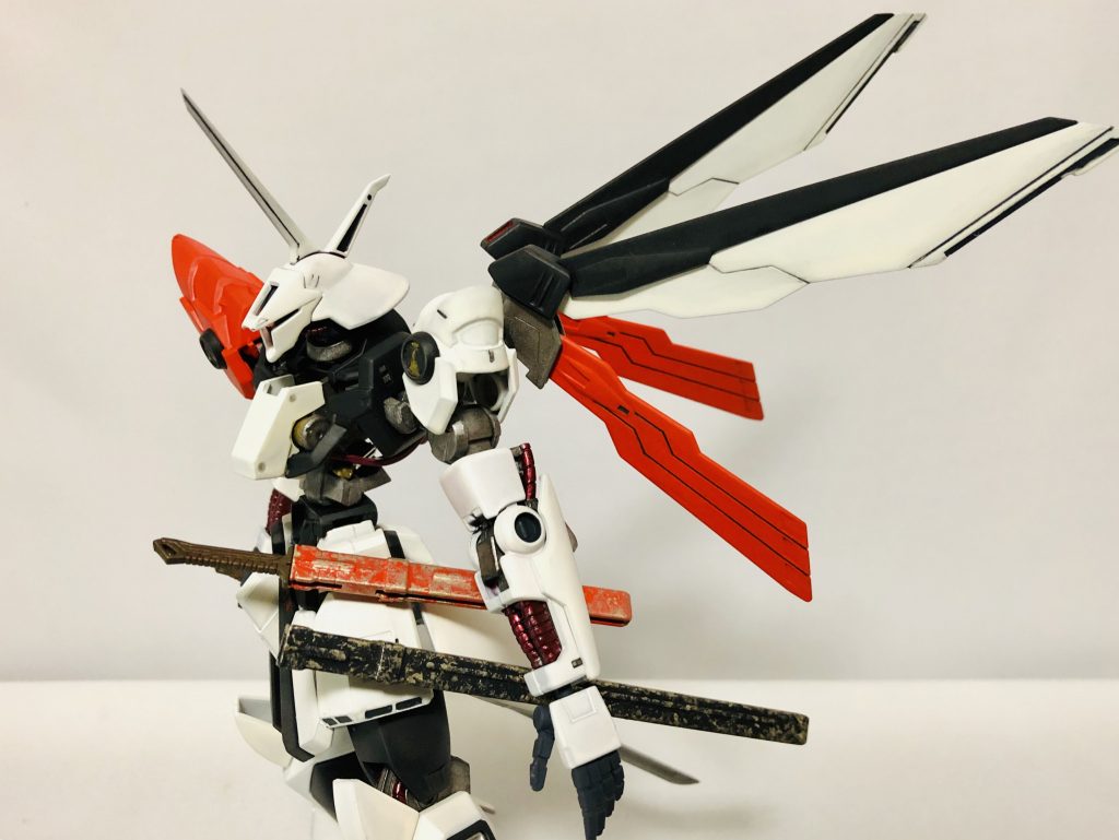 魔導指揮管制装置 Archi-Medesダライアスが新しく考案した指揮管制装置。翼のような形状をしており、展開する事で後方に設置された広域通信装置と接続される。後方の通信装置から離れ過ぎると機能しなくなる。混戦になると通信魔法がジャミングされる。など不満点の残るシステムとなった。