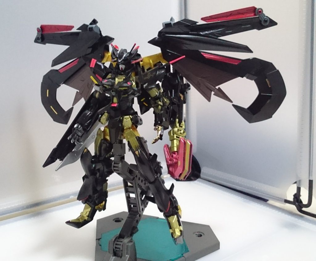 アストレイゴールドフレームとノーネイムのミキシングになっております。かっこ良いでしょう❗