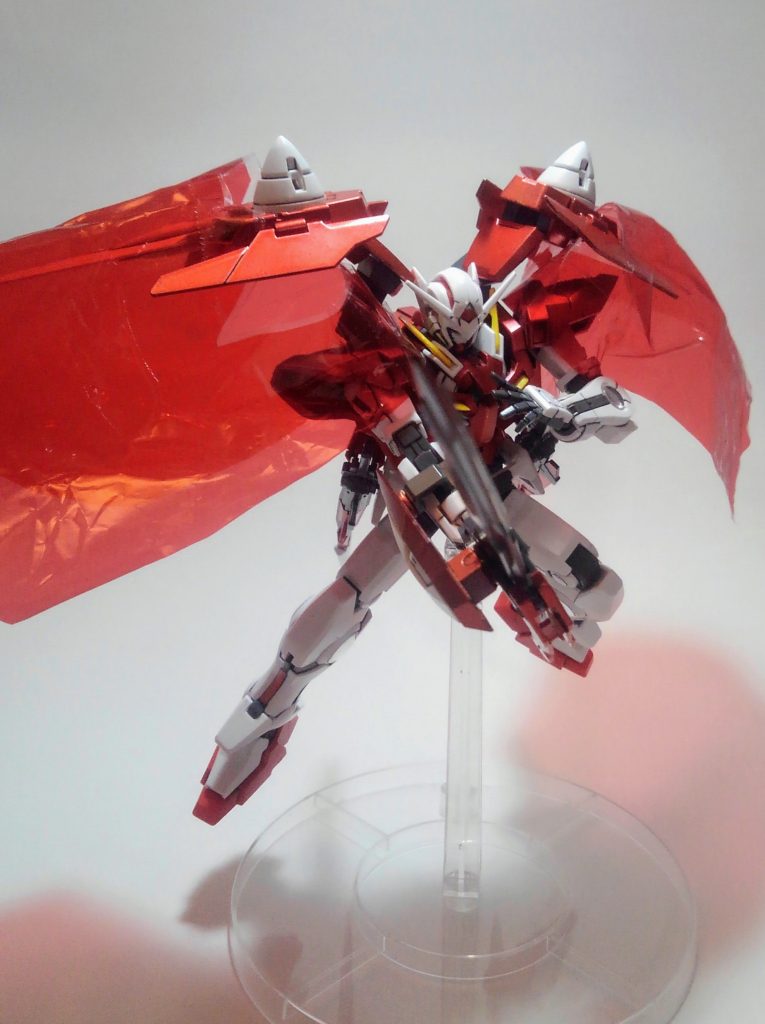 切り札のトライトランザム。
GNマントはカラーセロファンで製作、本体と干渉して裂けそうな所は透明テープで補強しただけの突貫作業。もっと丁寧に作れば良かったです。