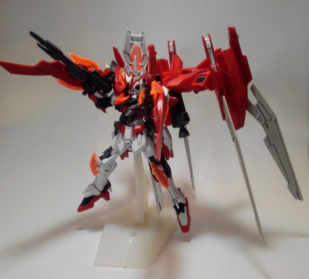 というわけでウイングガンダムゼロ炎にフェニーチェっぽさを入れました。本体は黒の塗装をアシンメトリーにして、ウイングはライトニングBWS mark-3を大胆にも採用。当然あからさまにバランス悪いですwウイングが床に着くので接地は上々です。バスターライフルはカレトヴルッフに接続出来るようにキットのパーツを使っています。