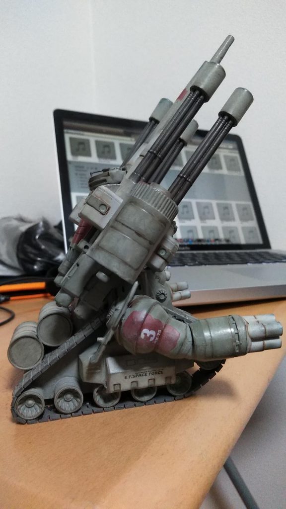 両脇の丸い給弾ドラムは、古い蛍光灯に使われてた点灯管w
そこに百均の耐水性ネームシールを貼ってディテールっぽくしてます。