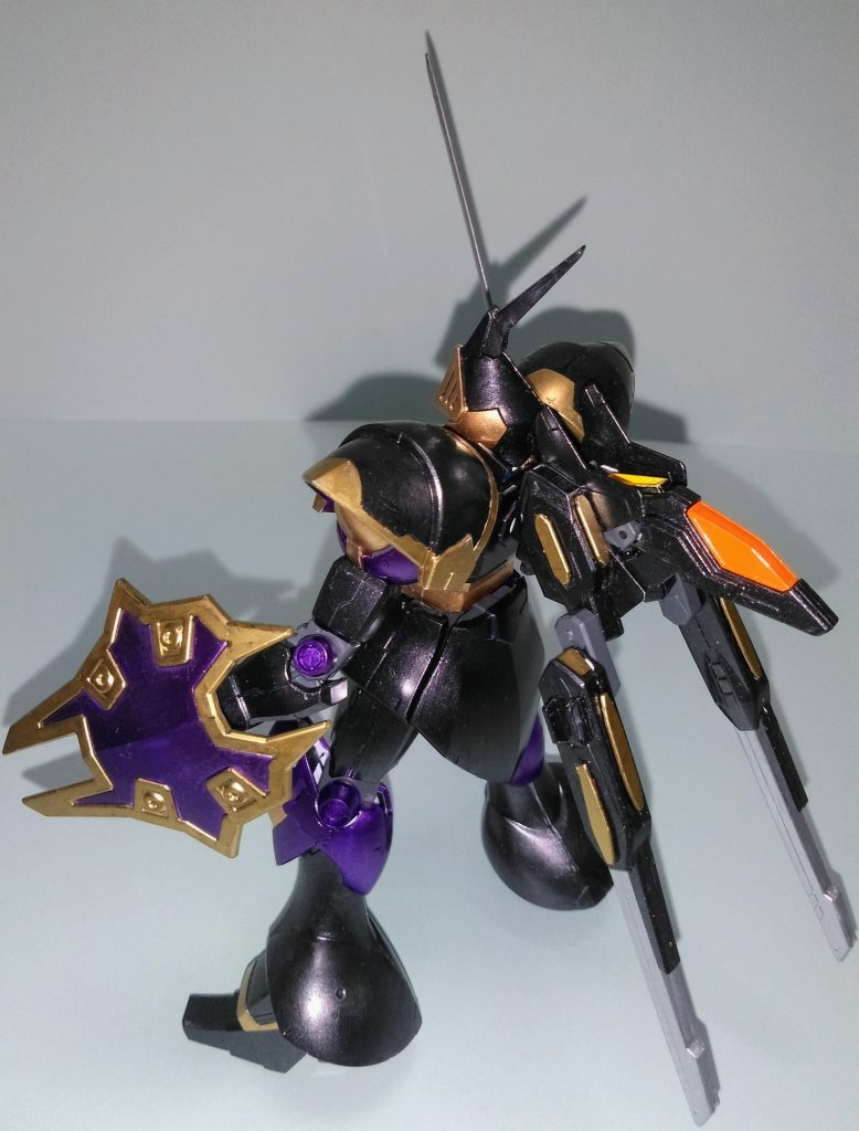 KMFのコクピットは背中なのですが、弱点丸出しですね