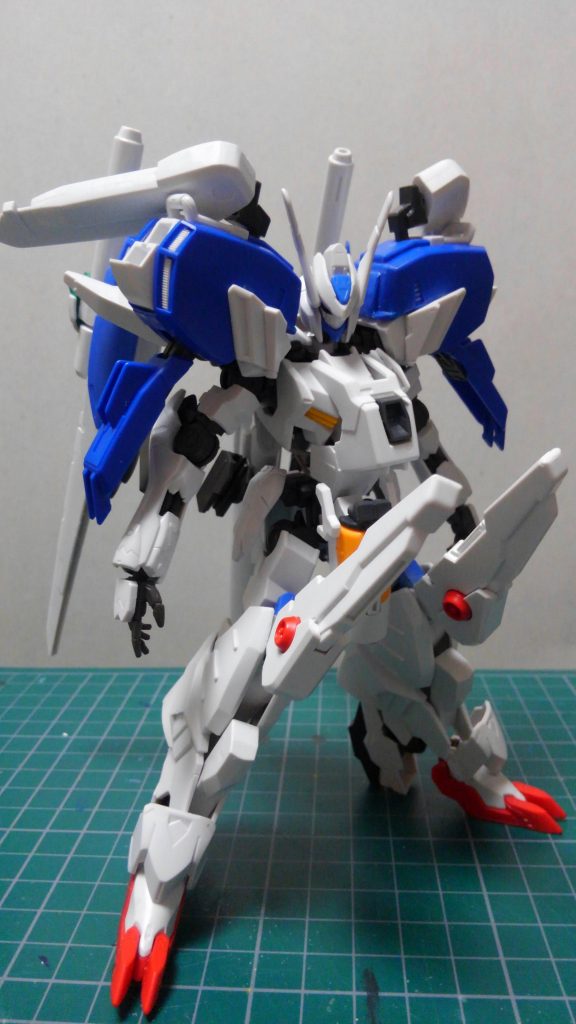 形がほぼ決まってきた頃のものです。
武装も決まってなく、肩のバインダーの変更や翼はありませんでした