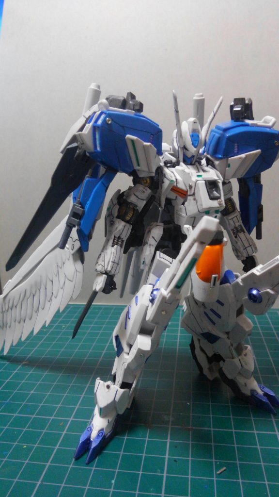 バインダーの変更や翼を取りつけたときのものですね。
HGスカイハイウイングを使用したのですがちょっと大きすぎた気がしなくもなくもないですw