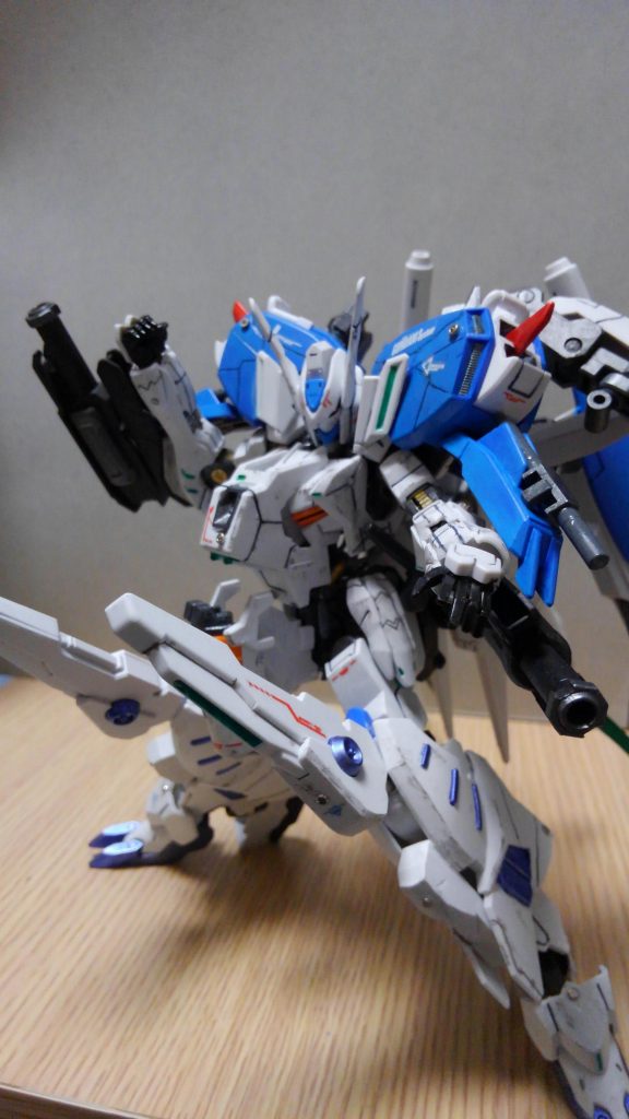 近中距離用ロケット砲はバルバトスルプスの腕を使用しているので取りつけ可能です。