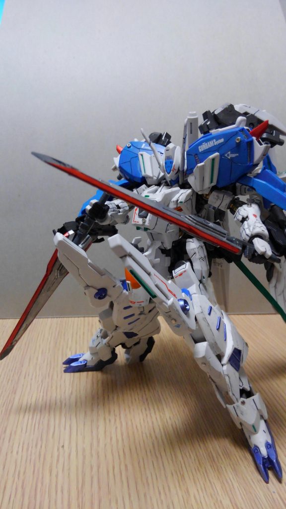 肩に装着しているバインダーに柄をつけ
双剣として使用します。
やはりというか二刀流が似合います。