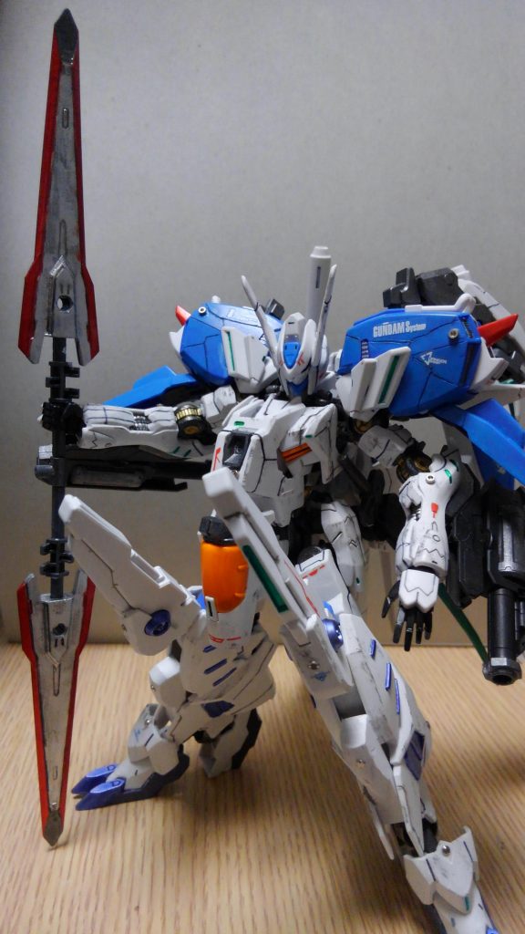 双剣から柄同士を接続して両刃剣になります。やはり長物の武器はカッコいいですね... 実はバインダーのジョイントパーツに接続用のパーツを取りつけますw