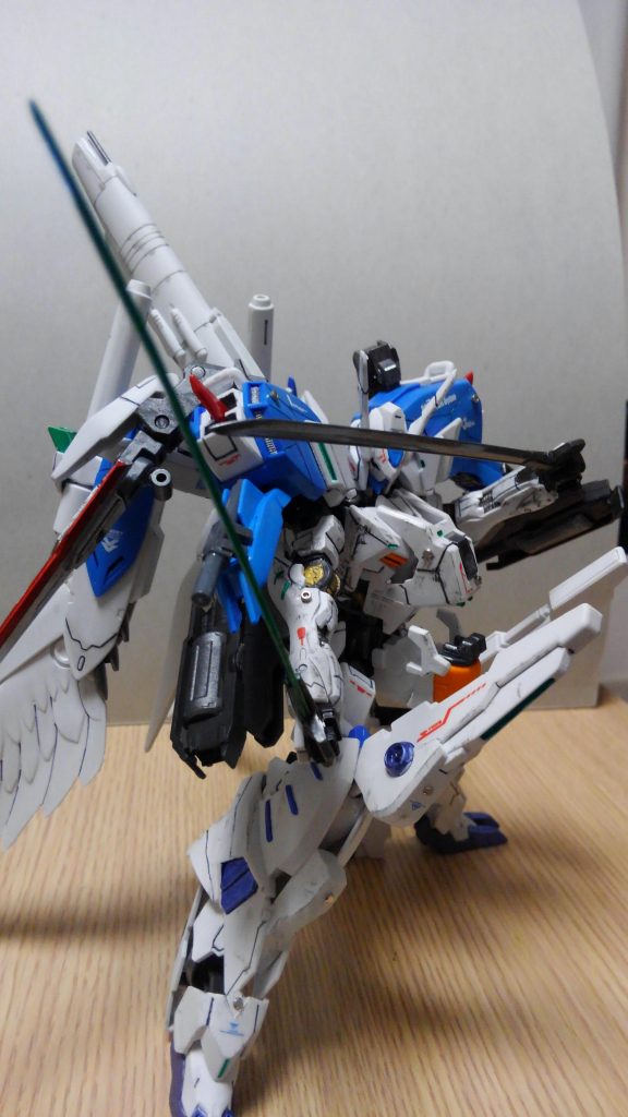 バエルソードだと短いように感じたので刀身は緑色の刃はプラパンで鋼色の刃は我が家のマウンテンサイクルから作成しました。