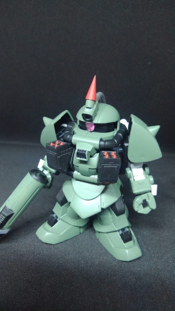 胸のロケットポッドは脱着式です、サイズもぴったりでジャストフィットです。
旧キットですが造形自体は特段悪いところも少ないんですね、とはいえ関節だったり色々とアレですが。