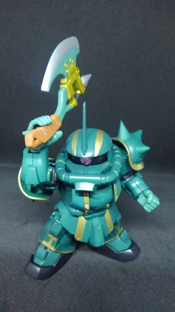 ヒートホークを構えて
クロスシルエットのザクではブレードアンテナが付いていないのでビルダーズパーツをつけてあります。
設定画とは形が違うのですがそこはスルーしていただけると助かります。