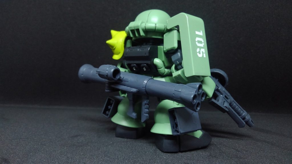 シールドにはナンバリング「１０５」
出撃の際に部隊長が「肩の黄色いザクは訓練生だ～」という台詞があり、当時からとても印象に残っていたのを憶えています。