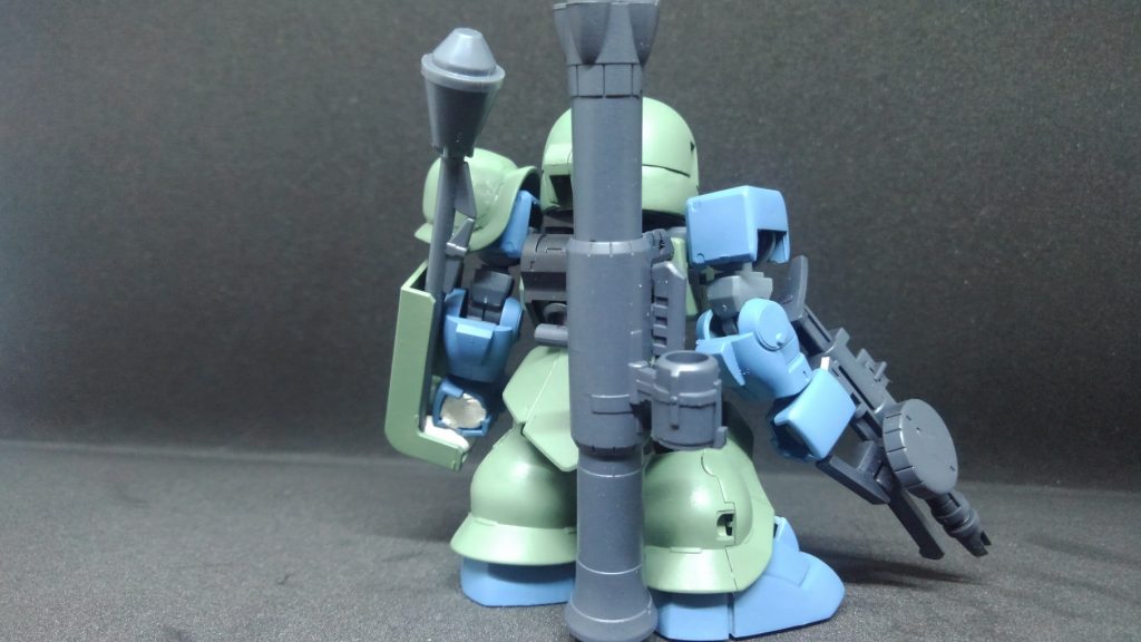 シュツルムファウストは挟み込んであるだけですので簡単に取れます。
バズーカは持ち手のところに磁石が仕込んであり、ランドセル側にも磁石で接続しています。