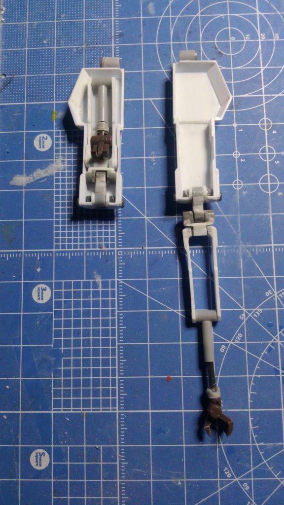 隠し腕は差し替えなしに展開可能にしております。クロー部分はジャンクで手に入れたドーベンウルフのものを使用。クローの基部は、プラ棒と瞬着パテでボールジョイントを自作。腕の各軸はポリランナーを使用。　　　　　　　　　　　　　　　　　　　　　　　キットはHGUCシリーズとしては初期のものなので、私にとっては難産な制作でした。最後まで御覧頂きありがとうございます。　