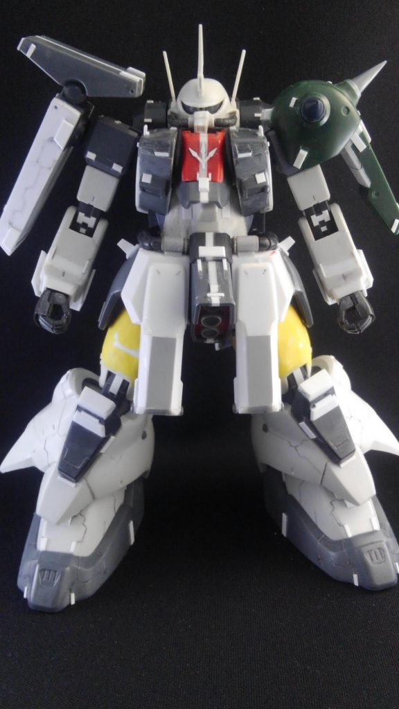 制作途中状態。　　　　　　　　　　　　　頭部は削り込んで出来るだけ小型化し、口の部分を一度切り離して1mm程幅増し、首の基部を一段下げて沈み込むように、胸部は2mm程幅増し、胴は6mm程幅増し、腰部は4mm程幅増し、スカートフロント部はプラ板で自作、太股は5mm程延長した後、ポリパテで太く、足首のポリキャップの位置を外側に移動して仁王立ちがしっかり出来るように、前腕部分は5mm程延長し、手首の基部にカバーを設けました。　　　　　　　　　　ディテールはホビージャパン2012年1月号に掲載されているセイラマスオさんの作例のザクⅢ改を参考にしています。