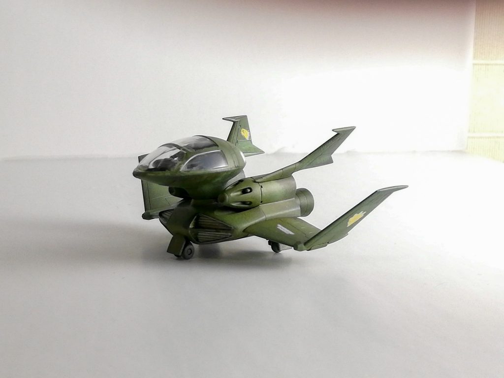 ノリノリで、1/144のビルダーパーツフィギアを操縦席に座らせたらところ、組み立てたらキャノピーが閉まらなくなり、むりやり押し込むうちにどんどんずっこけていきました。最終的にキャノピーをむりやり接着したのでもう彼はオモテに出られません。