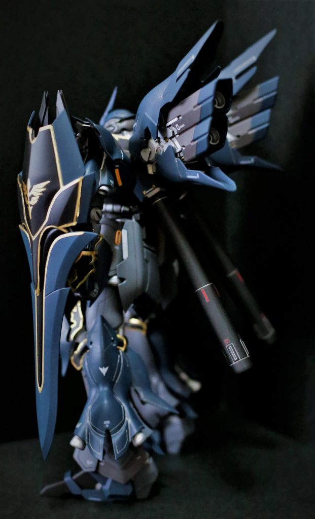 シールドのデカール頑張りました。難しすぎる。