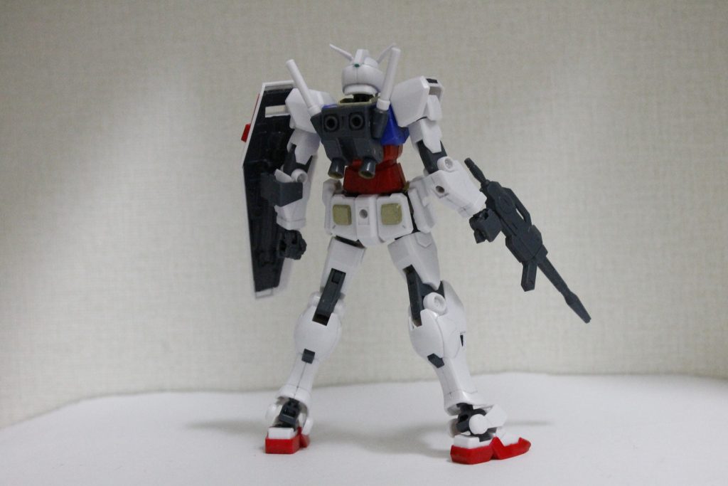 黄色のパーツやバーニアの内側は金色、
カメラアイやメインカメラはグリーンで塗装しています。
シールドには拾った連邦マークを削って接着してみました。