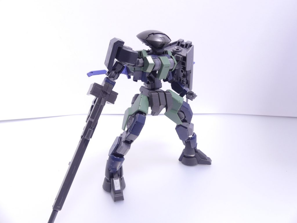 ゲイレール・シャルフリヒター：ゲイレールの別仕様機。重装甲･重装備をコンセプトに設計された各部武装は混戦する戦場で真価を発揮する。陸戦型グレイズ用ホバーユニット：主に地球では、地上用ブースターのみならずホバーユニットによるホバー移動も活用された。とりあえず合うものを全部つけてみた図（+オプションセット８のクロウシールド）。頭部・腰フロントアーマーはシャルフリヒターの再現用セット。これにオプションセット８が２セット必要。グレイズフレームを採用したゲイレールなので、マルチラック･バックパックや地上用脚部も無改造で装備可能。マルチラック･バックパックは単体だと「背中が変わる」以外の意味を持ちませんが、オプションセット４のバトルブレードを懸架することで真価を発揮します。