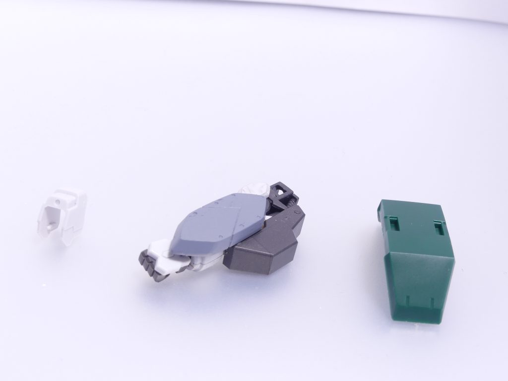 ともかく、ガンダム・フレーム１などに対応する穴の開いたレギンレイズの肩アーマー、差し替え用の上腕が付属。ルプスレクスはフレーム構造が全く異なるため、完成させるには通常のバルバトスも必須です（第４形態を組めば第１形態用パーツは余るのですが）。